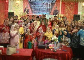 Basri Rase di Berikan Kehormatan Minang