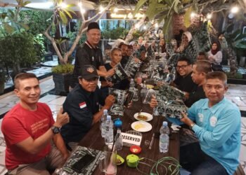 Bagikan Ratusan Sarung