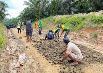 Satgas Pamtas RI-Malaysia Yonarmed 11 Kostrad Perbaiki Jalan Rusak Bersama Warga Desa Seikaduyan Taka