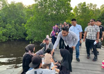Sutomo -Nasrullah sosialisasi visi dan misi di objek wisata mangrove Berbas Pantai