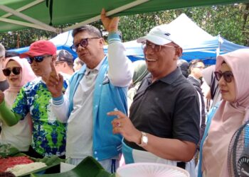 Basri Rase -Chusnul Dihin, blusukan di Saudy Market GOR PKT, Minggu (6/10/2024), lalu.