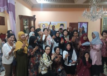 Neni Moerniaeni bersama warga Bontang