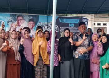 Chusnul Dihin bersama emak-emak