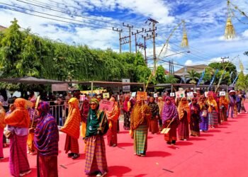 Penguyuban Ikabido Bontang NTB Tampilkan Busana Rimpu di Bontang City Carnaval