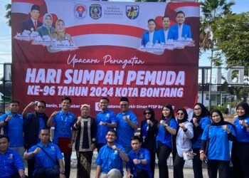 Foto bareng pengurus KNPI Bontang bersama Sekretaris Daerah Aji Erlynawati