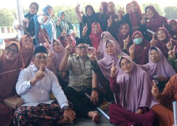Emak-emak foto bareng Paslon Basri -Chusnul