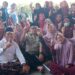 Emak-emak foto bareng Paslon Basri -Chusnul