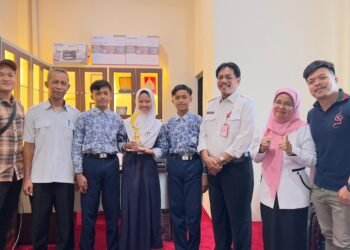 Kepala Disdikbud Bambang Cipto Mulyono foto bersama siswa prestasi SMPN 3 Bontang
