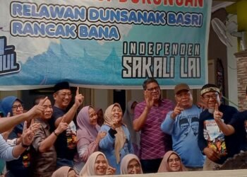 Warga Minang foto bersama Basri -Chusnul