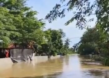 Situasi air tergenang di depan rumah warga