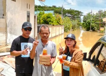 Relawan Basri -Chusnul bagikan makanan ke warga