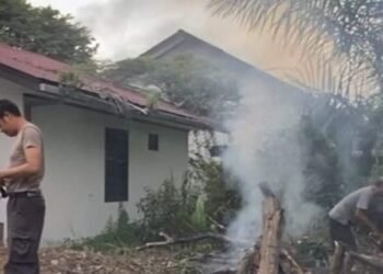 Kapolsek Damai, Ipda Hariyo Jipang Panolan bersama personil lakukan pembersihan lahan