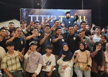 Sutomo -Nasrullah foto bersama dengan anak muda Bontang