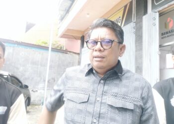 Basri Rase saat diwawancarai awak media