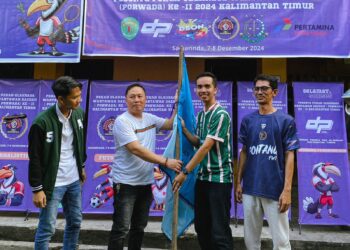 TERIMA PANJI Ketua Siwo Bontang Adiel Kundhara menerima mandat untuk penunjukkan Kota Taman sebagai tuan rumah Porwada tahun depan dari PWI Kaltim. (Foto Ist)