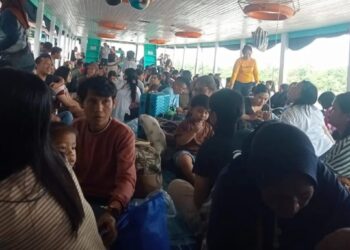 Rombongan peserta PPPK menuju Samarinda mengunakan Kapal Mahakam (Foto Hadi Katakaltim)