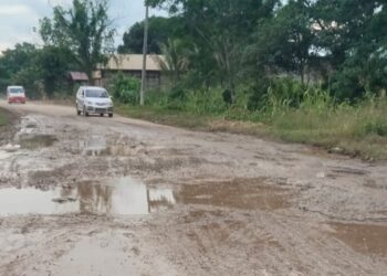Kondisi jalan di Kecamatan Bongan rusak berlubang dan berlumpur (Foto Ayb)