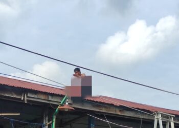 Pria di Bontang Naik ke Atap Rumah dan Bawa Sajam, Akhirnya Berhasil Evakuasi (Foto Ayb)