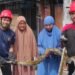 Petugas Damkar Bontang berhasil mengevakuasi seekor ular piton sepanjang 4 meter (Foto Damkar)