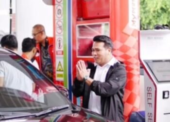 Syafruddin turun langsung memantau antrean pengendara saat mengisi BBM di SPBU Balikpapan (Foto Ist)