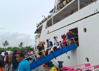 Kondisi para penumpang KM Binaiya di pelabuhan Loktuan Bontang (Foto Ayb)