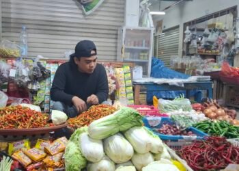 Salah satu pedagang sayur di Pasar Rawah Indah Bontang (Foto Ayb)