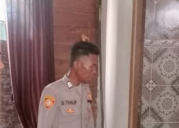 Anggota Pospol Tering Polsek Long Iram Datangi TKP Gantung Diri di Kampung Tering Sebrang (Foto Humas Polres Kubar)