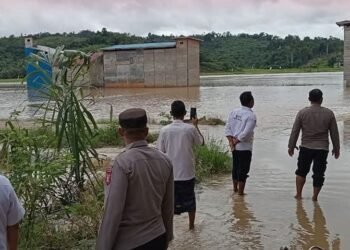 Polsek Kota Bangun Pantau Banjir di wilayah Desa Sari Nadi dan Kota Bangun Darat, Kabupaten Kutai Timur (Foto Humas Polsek Kota Bangun)