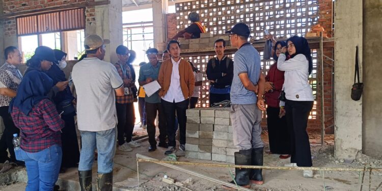 Komisi A Sidak Proyek Pembagunan SDN 002 Bontang (Foto Put)