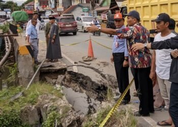 Pihak PUPR dan BPBD Samarinda tinjau lokasi (dok: galang/katakaltim