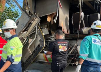 Kondisi Bus usai tabrak Truk di Balikpapan (Foto Put)