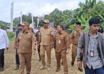 Pj Gubernur didampingi oleh anggota DPD RI Andi Sofiyan Hasdam dan anggota DPRD Kaltim, tinjau pembangunan turab di Kelurahan Gunung Telihan (Foto Ayb)