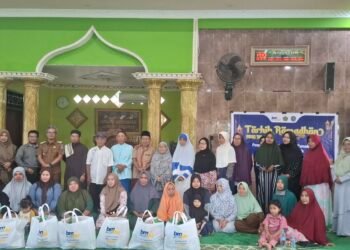 Lembaga Amil Zakat Baitul Maal Barakatul Ummah (BMBU) bekerja sama dengan Dinas Sosial dan Kelurahan Loktuan, Bontang, membagikan sembako kepada 30 orang lansia dan dhuafa di Masjid As-Sathirr, Selasa (25/2/2025). (Foto Ayb)