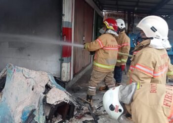 Tim Disdamkartan Bontang lakukan padamkan kebakaran ruko di Jalan Patimurah (Foto Ayb)