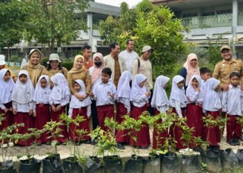 Dinas Ketahanan Pangan, Kelautan, dan Perikanan (DKP3) Kota Bontang melakukan kegiatan monitoring dan pemantauan terhadap ketahanan pangan di SD YPDV Vidatra (Foto Ayb)