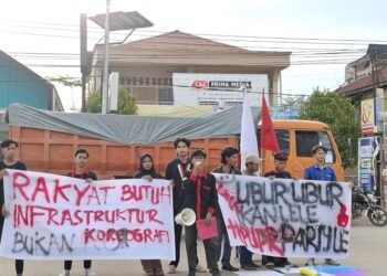 Gerakan Mahasiswa Nasional Indonesia (GMNI) bersama BEM Stiper Kabupaten Kutai Timur (Kutim) menggelar aksi demonstrasi di Simpang 3 (Foto Ist)