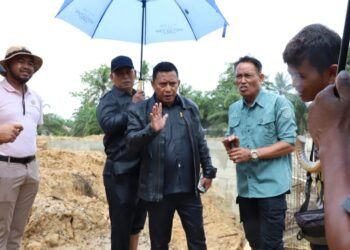 Anggota DPRD Bontang, Komisi C Sidak bendungan sungai di Kampung Masdarling, Kelurahan Gunung Telihan, Kota Bontang (Foto Ayb)