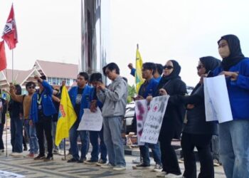 Puluhan mahasiswa dari berbagai organisasi di Kutai Timur menggelar aksi demonstrasi di kantor DPRD Kutai Timur (Foto Ist)