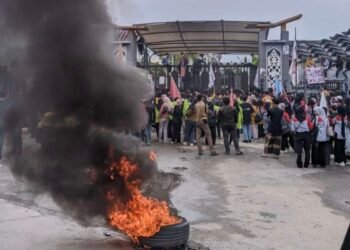 Mahasiswa Kaltim demo depan DPRD Kaltim tolak kebijakan kampus kelolah tambang (Dok. Cuitan)