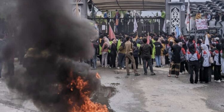 Mahasiswa Kaltim demo depan DPRD Kaltim tolak kebijakan kampus kelolah tambang (Dok. Cuitan)