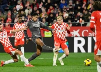 Gelandang Real Madrid Jude Bellingham (tengah/abu-abu) mencetak gol pembuka pada pertandingan Liga Spanyol antara Girona vs Real Madrid di Stadion Montilivi di Girona pada Sabtu 7 Desember 2024 (Foto Ist)