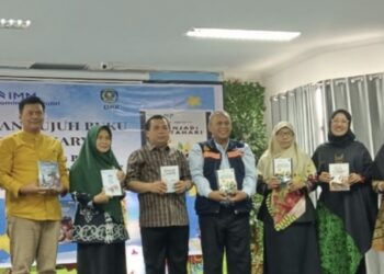 Agus Haris, menghadiri acara peluncuran 7 buku dan bedah karya di Aula Dinas Perpustakaan dan Kearsipan Daerah Kota Bontang, (Foto Ist)