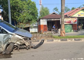 Mobil Kijang Innova dengan nomor polisi KT 1938 QS menabrak pohon di tengah jalan (Ayb)