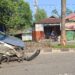Mobil Kijang Innova dengan nomor polisi KT 1938 QS menabrak pohon di tengah jalan (Ayb)