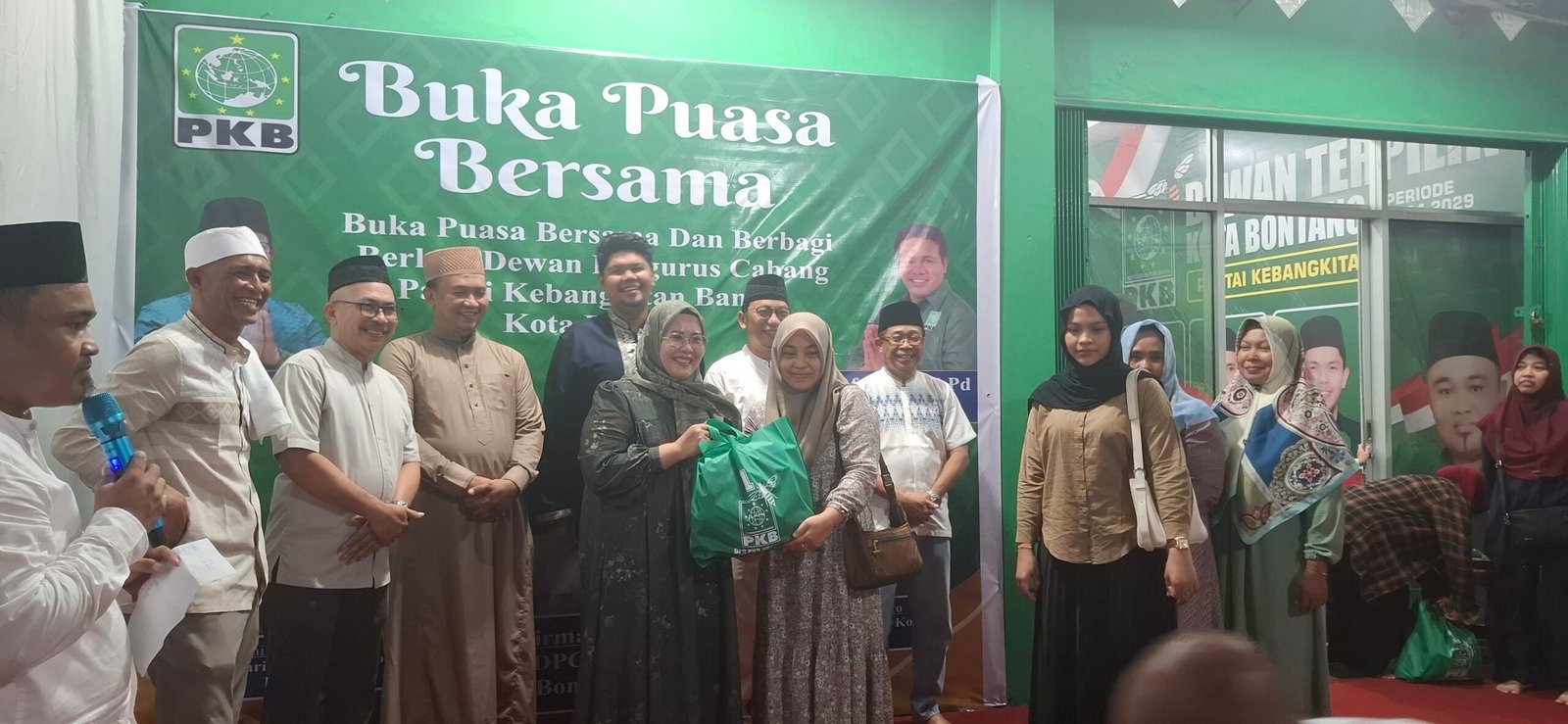 Simbolis berbagi Sembako ke warga