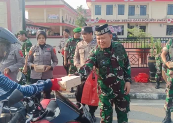 Dandim 0908/Bontang, Letkol Inf Aryo Bagus Daryanto bersama jajaran Polres berbagi takjil (Ayb)