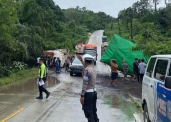 Kecelakaan lalu lintas di Jalan Poros Sangatta-Bontang KM.18 Sangkima, yang melibatkan mobil Truk ekspedisi dan mobil Tanki Pertamina (Foto Humas Polres Kutim)