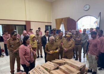 Wali Kota Bontang, Neni Moerniaeni bersama Wakil Wali Kota Bontang Agus Haris Tinjau Gerakan Pasar Murah. (Foto Ist)