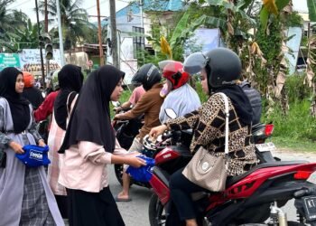 Relawan Lembaga Amil Zakat Baitul Maal Barakatul Ummah (BMBU) mengadakan penggalangan dana peduli anak yatim dan dhuafa di Simpang 4 Pisangan (Ayb)