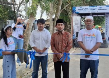 Ketua DPRD Kutim, Jimmi, membuka secara resmi Kampung Ramadan (Foto katakaltim.com)